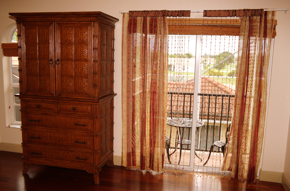 Villa Bella Rosa Schlafzimmer 1 (Masterbedroom) - TV-Schrank mit LCD-Fernseher, Balkon